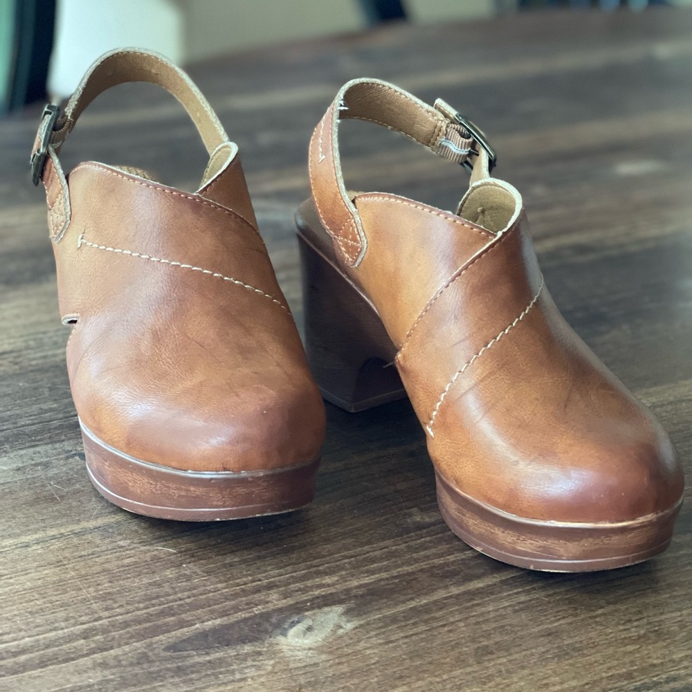 Women's Tan Clogs